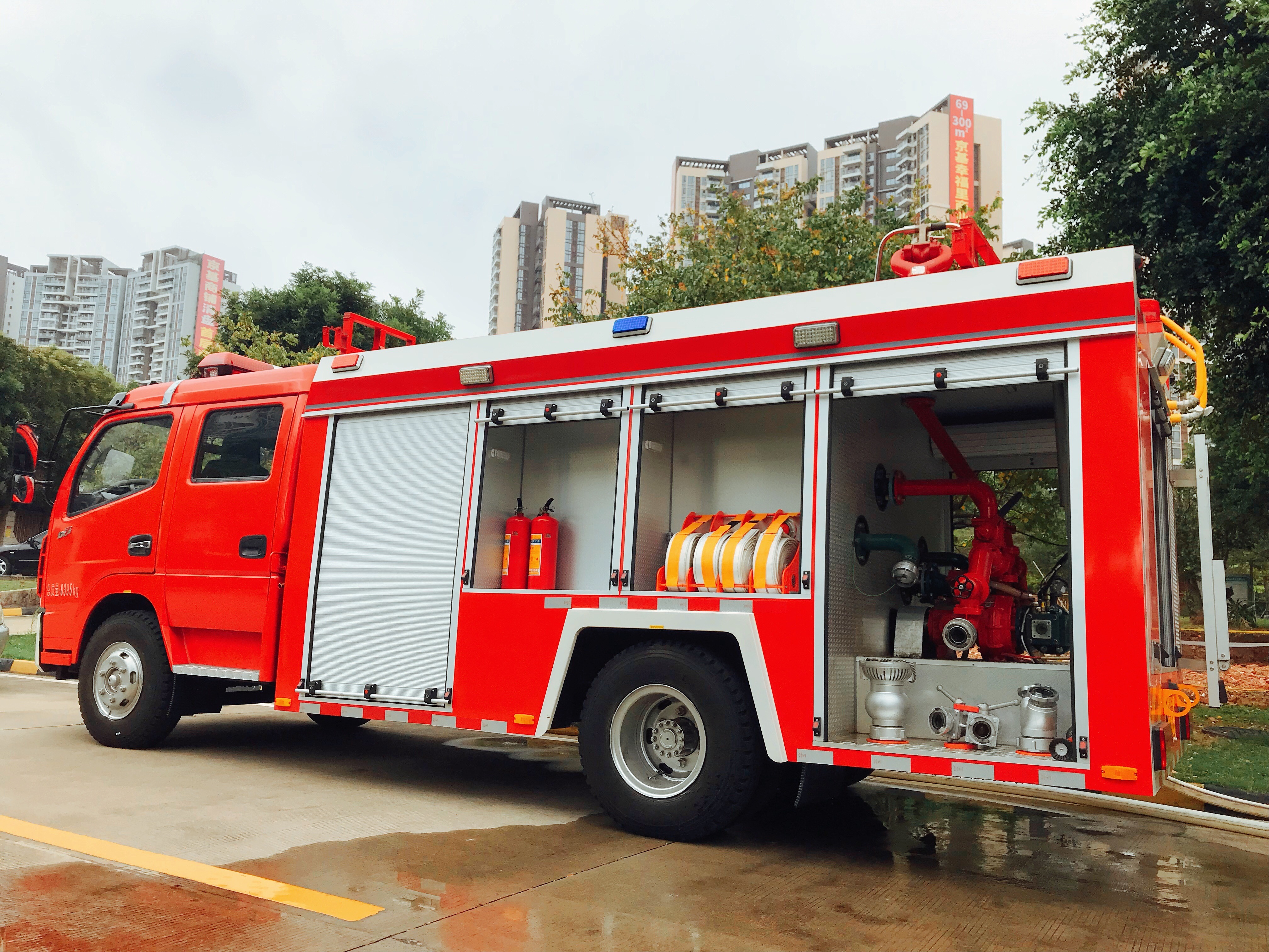 摄图网_501587064_红色的消防车（企业商用）.jpg